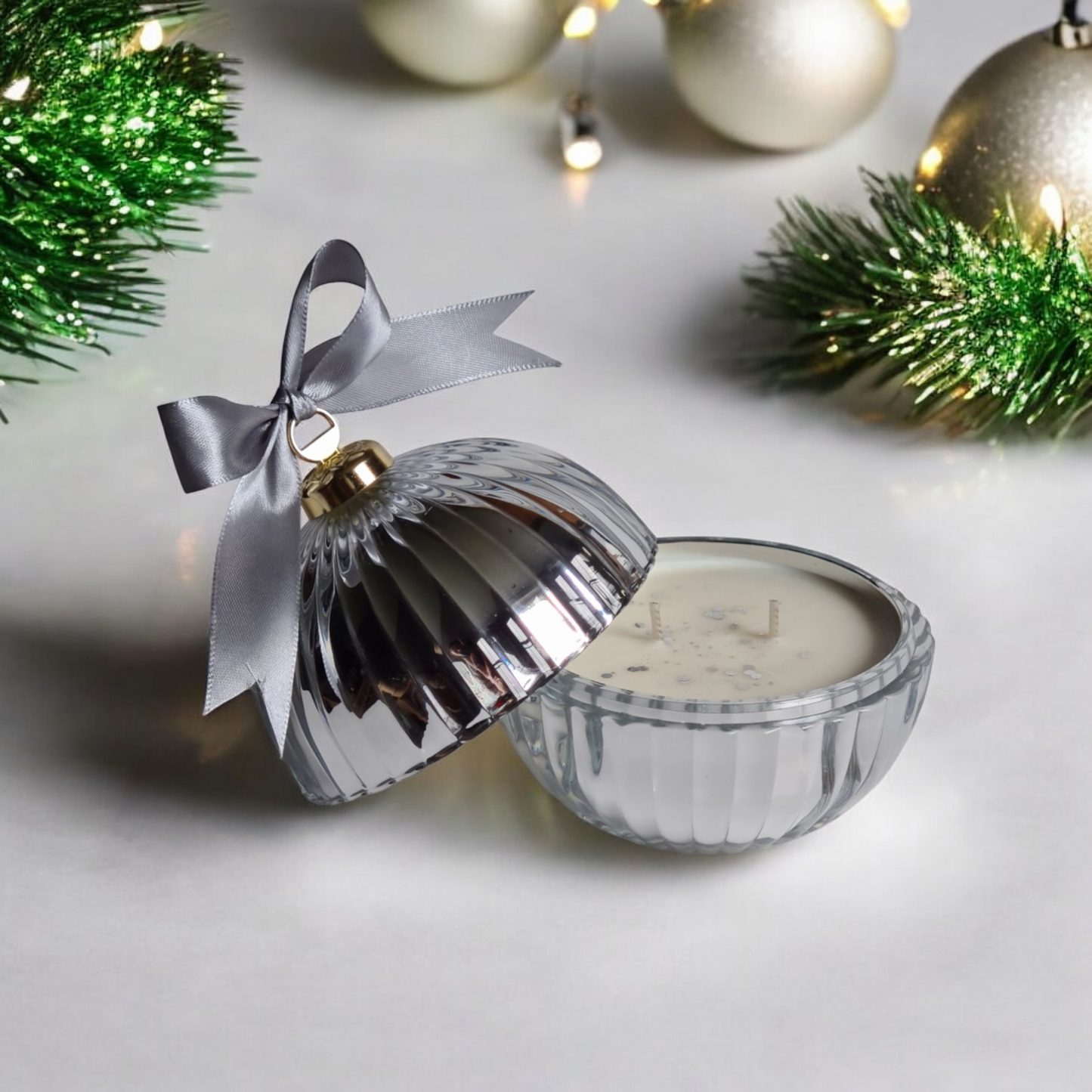 Geurkaars kerstbal "Frankincense & Myrrh"