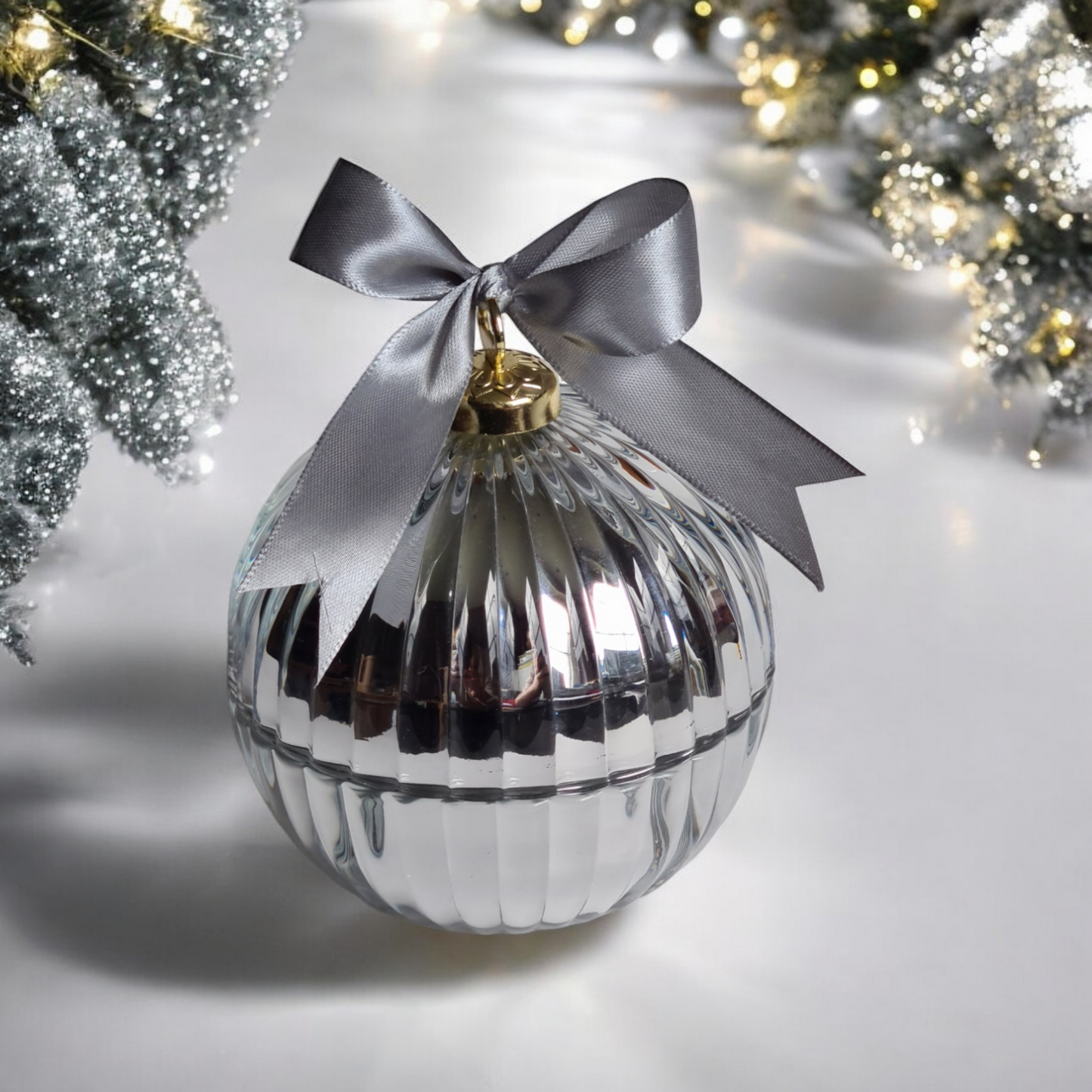 Geurkaars kerstbal "Frankincense & Myrrh"